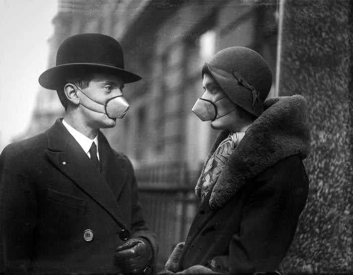 A couple on the streets of London wear masks during the Spanish Flu ...