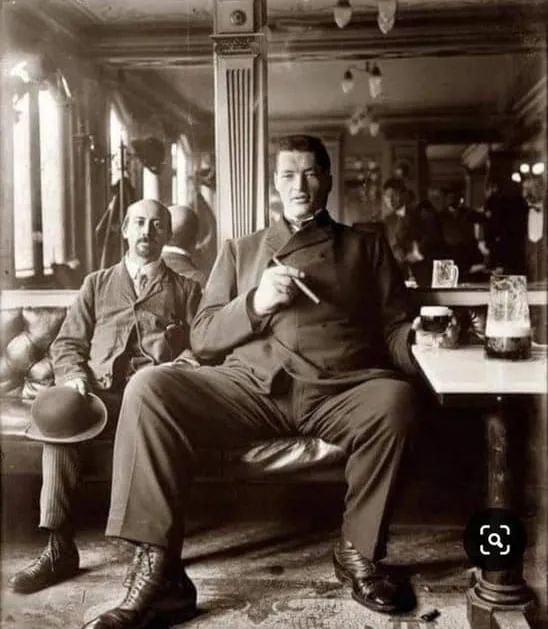 The man who was both a dwarf and a giant. In 1920, at the age of 21 ...