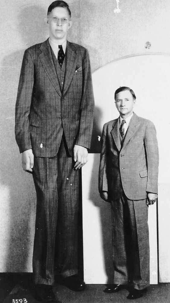 Robert Wadlow,Tallest Man, Harrison, Arkansas, 1938. - 9GAG