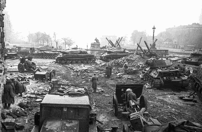 The Soviet 3rd Shock Army captured the Moltke Bridge in Berlin after ...