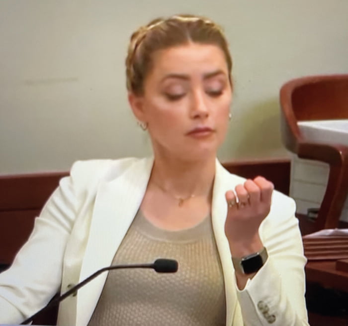 Amber Heard's reaction after a psychologist diagnoses her with 2 forms