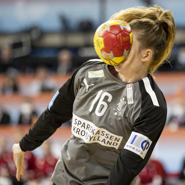 Goalkeeper stopping the ball with her face 9GAG