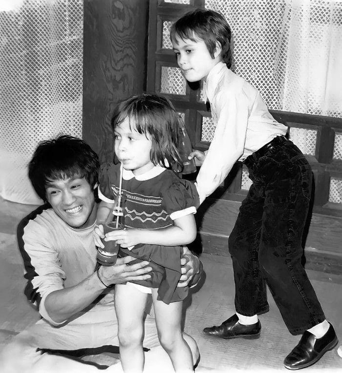 Bruce Lee With His Kids Brandon And Shannon 1973 9GAG