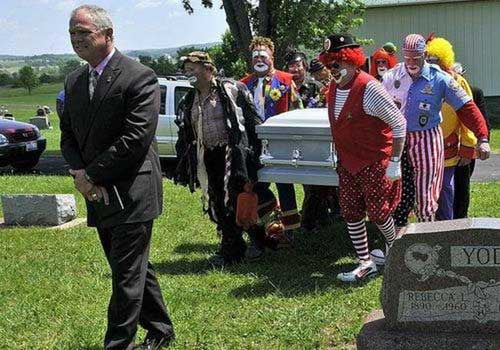 The funeral of John Wayne Gacy (May 10, 1994) - 9GAG