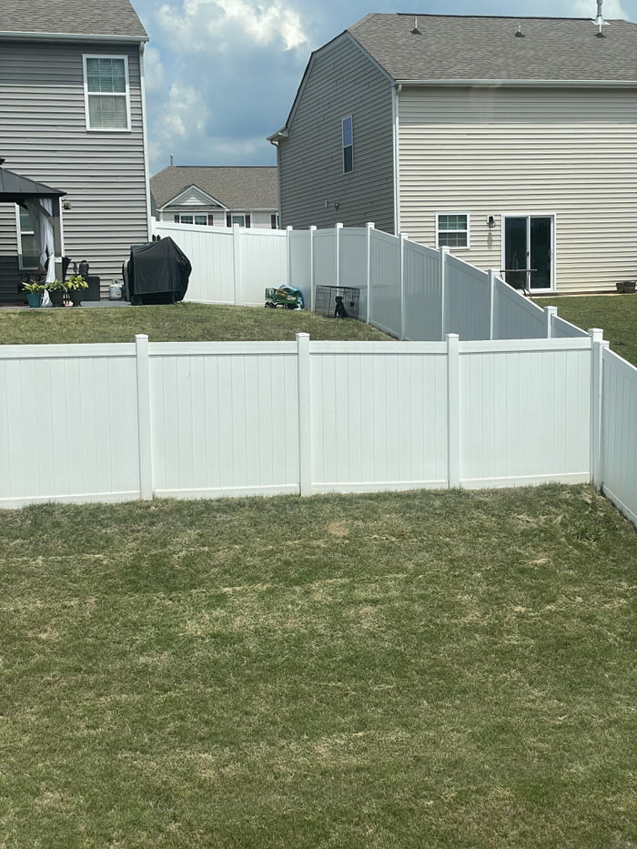 Neighbor got a new dog but leaves it outside, in a crate outside in the heat 9GAG