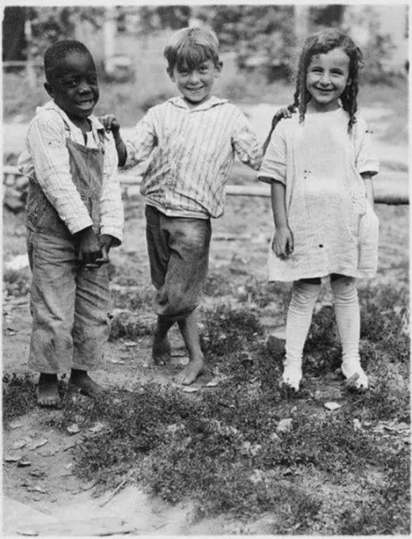 Group of friends, Nebraska, 1910 - 9GAG