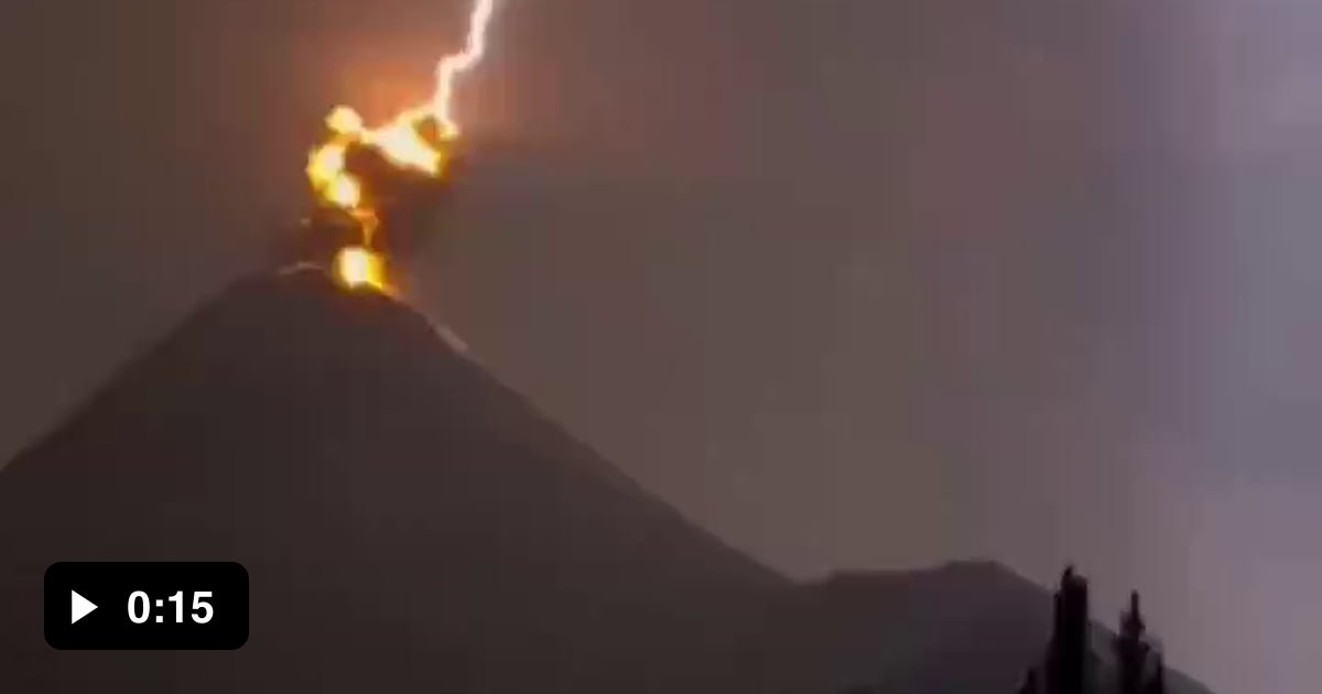 Eruption causes impressive lighting over volcano - 9GAG