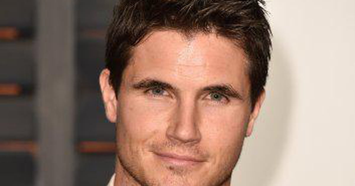 Robbie Amell - also seen wearing tight sweatpants on Amazon's Upload - 9GAG