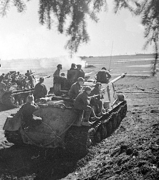 Soviet self-propelled guns ISU-122 near Koenigsberg, East Prussia ...