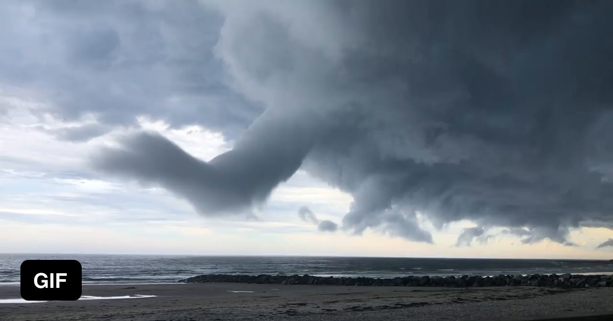 Interesting cloud formation. Northeast US - 9GAG