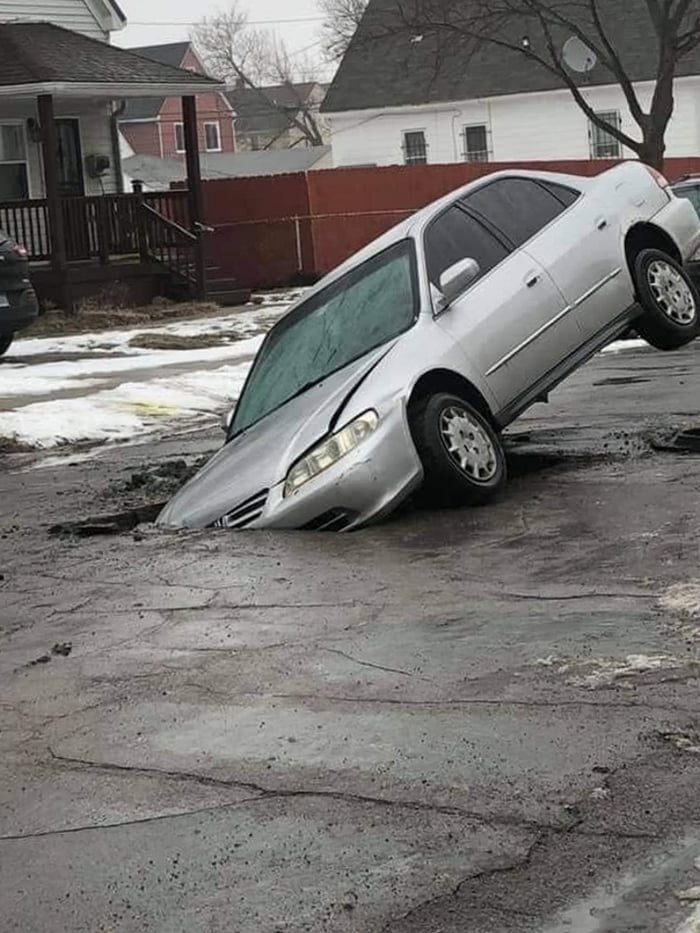 Michigan Pothole Claims Yet Another Victim - 9GAG