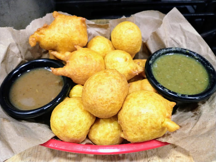 Pholourie (deepfried fritter made from seasoned split pea batter) with