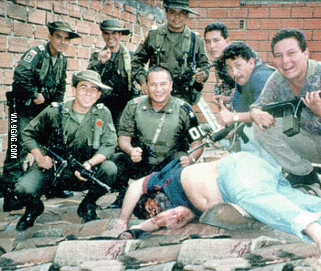 Colombian police posing over Pablo Escobar's dead body - 9GAG