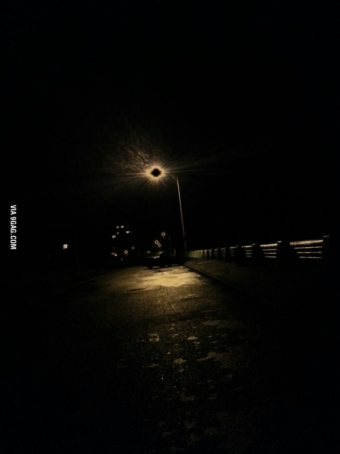 Streetlight eclipse. - 9GAG