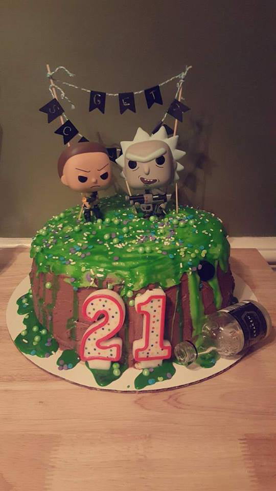 Rick and Morty themed birthday cake that my girlfriend made for my 21st birthday. Album in comments. - 9GAG