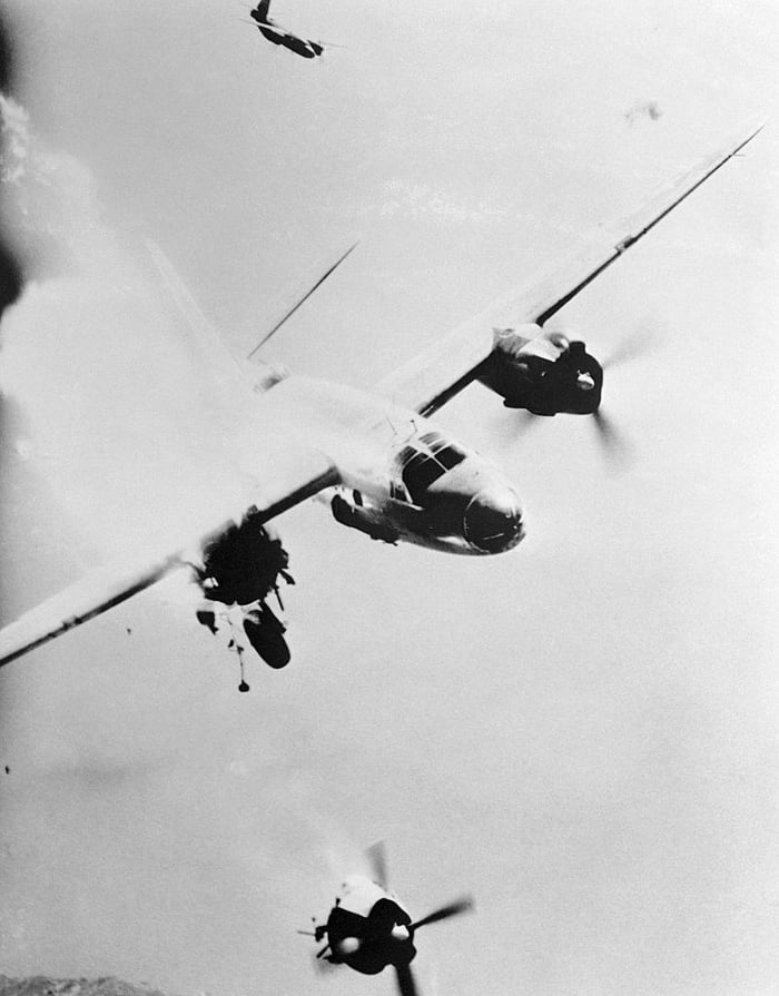 Двигатель полетел. Летательные аппараты ВОВ. Флаттер второй мировой войны. Военный самолет ww2 черно-белый подбитый.