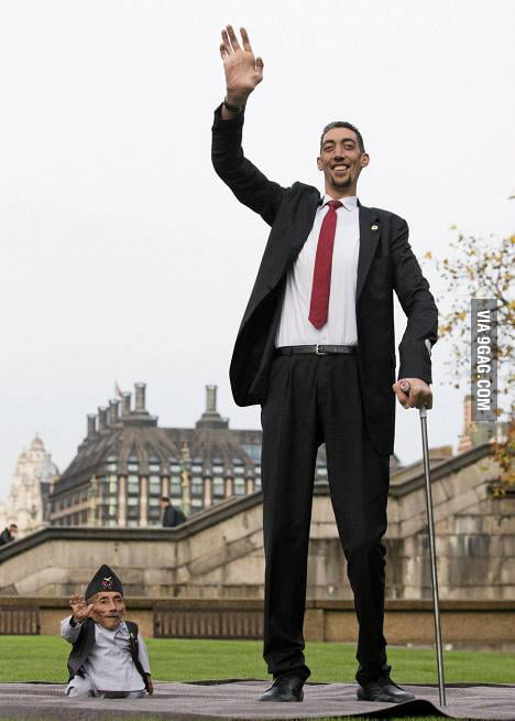 Longest and shortest man in the world (height difference 196cm) - 9GAG