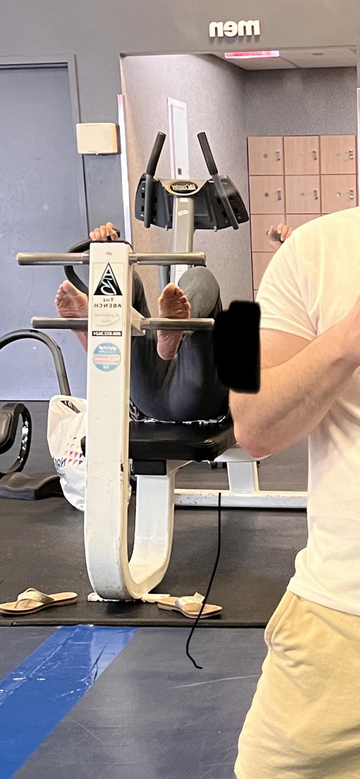 Lady at the gym put her bare feet on the bench 9GAG