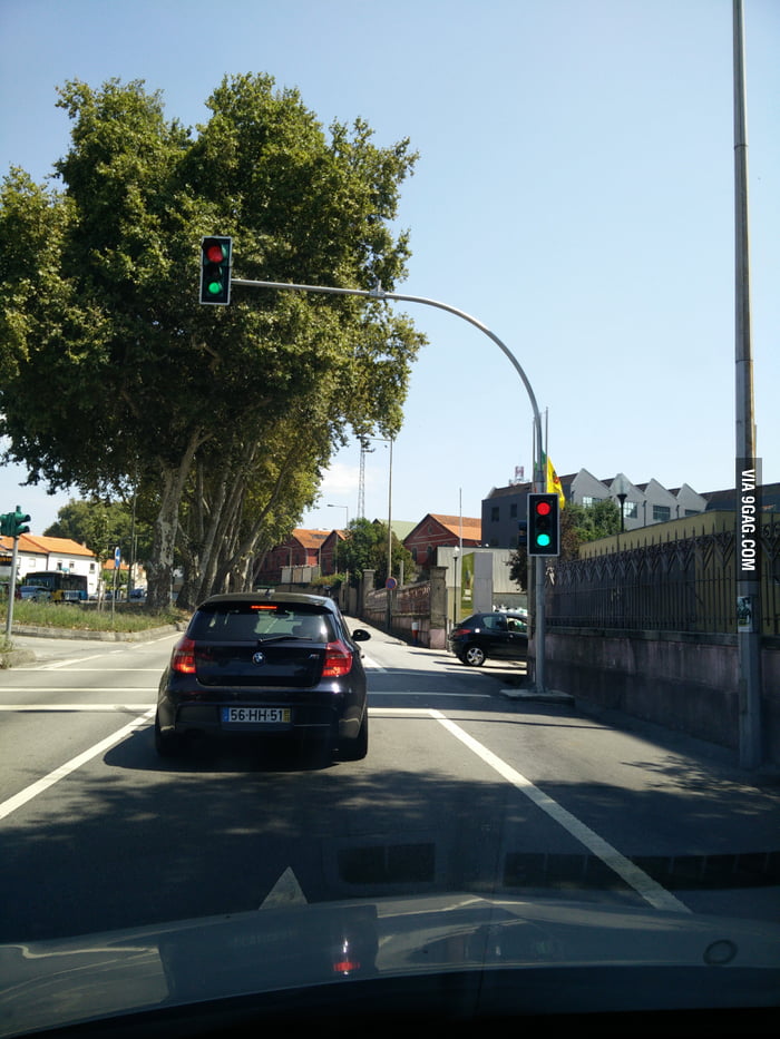 Traffic lights in portugal today you can stop, you can go... whatever 9GAG