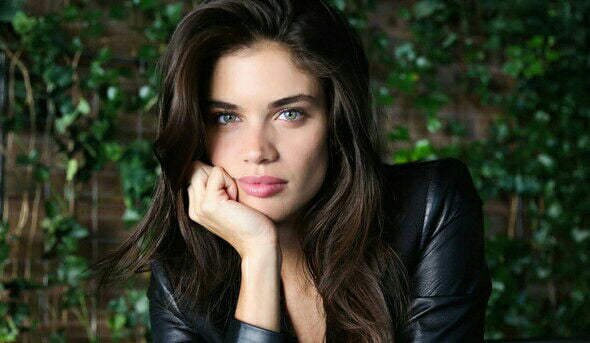 This is the only pretty portuguese women that I know (sara sampaio) - 9GAG