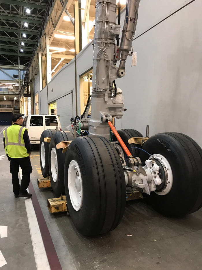 The Size Of The Landing Gear On A Boeing 777 300ER 9GAG