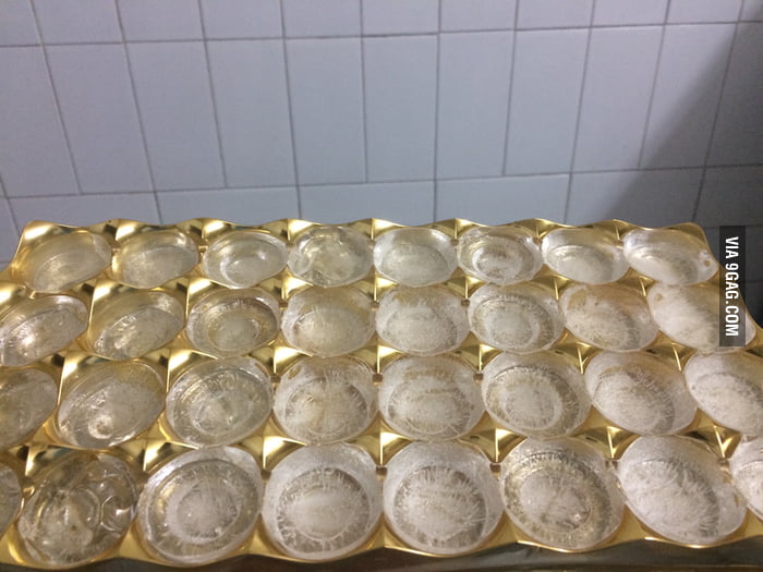 Lifehack : Use empty Ferrero Rocher tray as ice tray - 9GAG