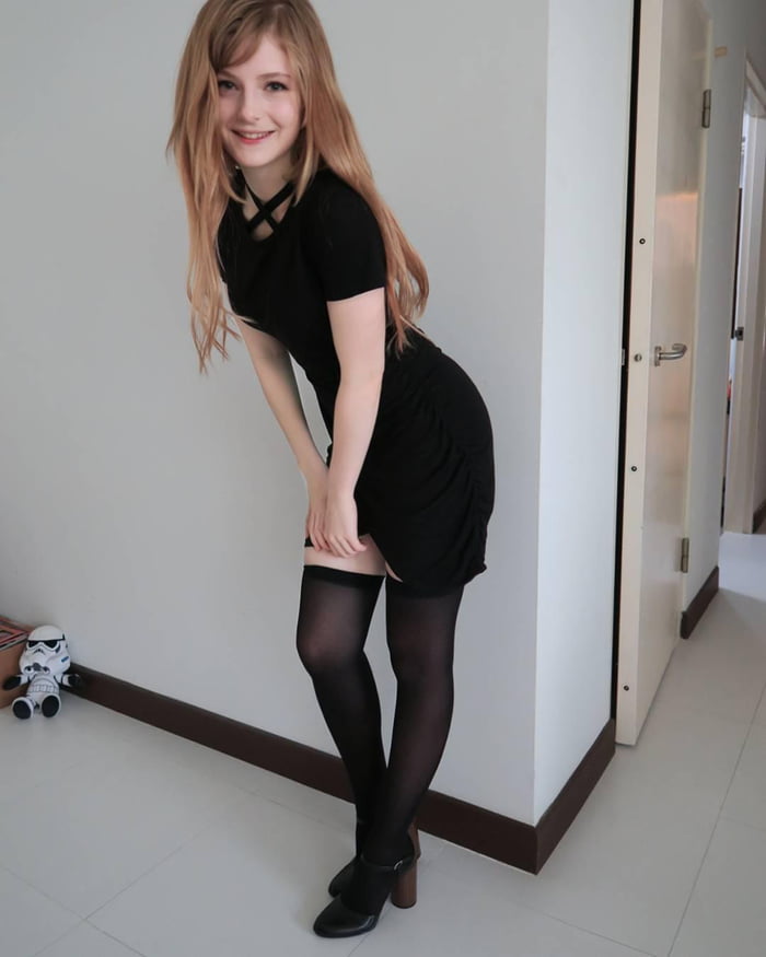 Ella Freya - Princess Peach Cosplay - 9GAG