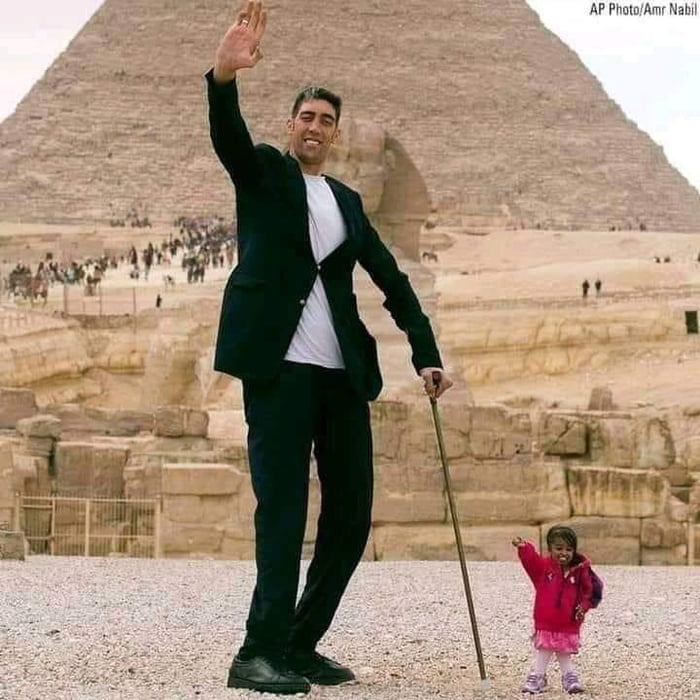 The tallest person in the world met the shortest person in Egypt ...