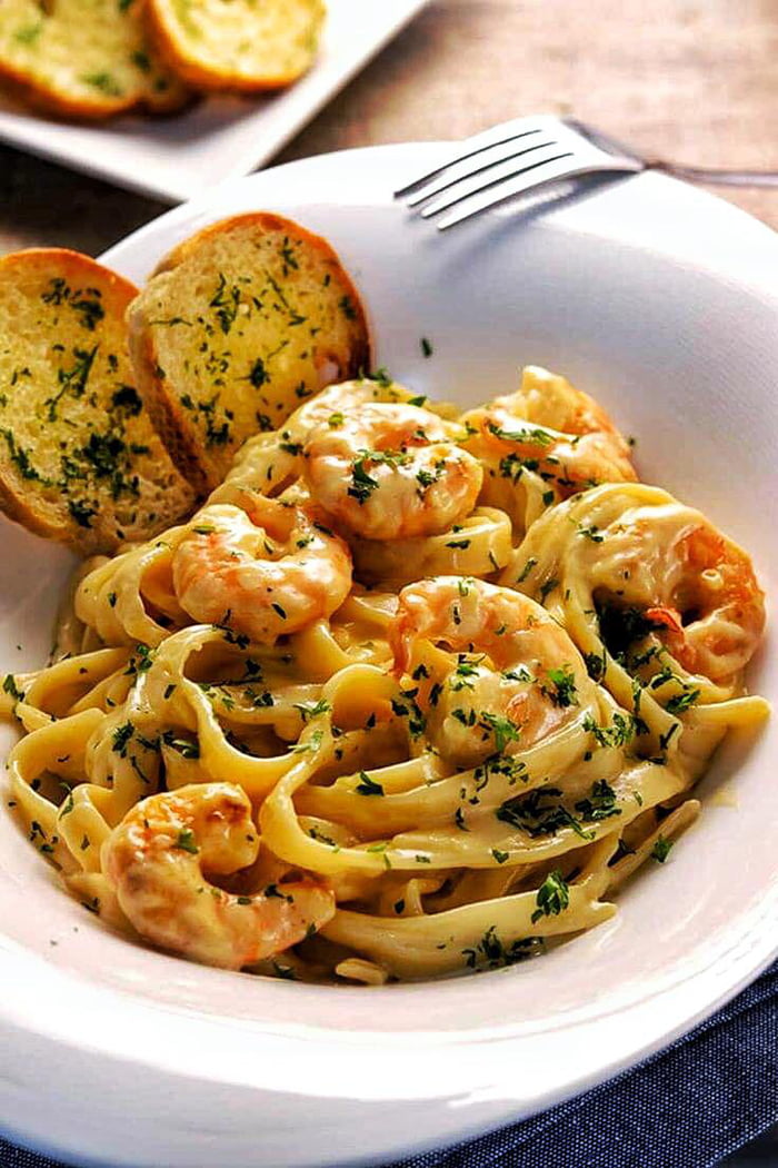 Shrimp Alfredo & Garlic Bread. - 9GAG