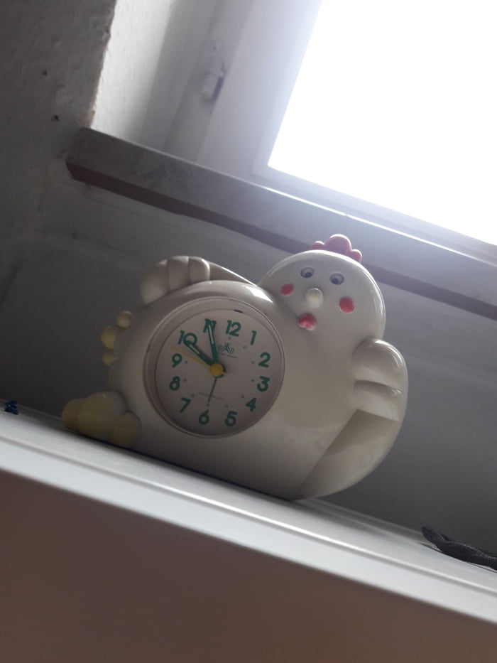 My alarm clock is judging me 9GAG