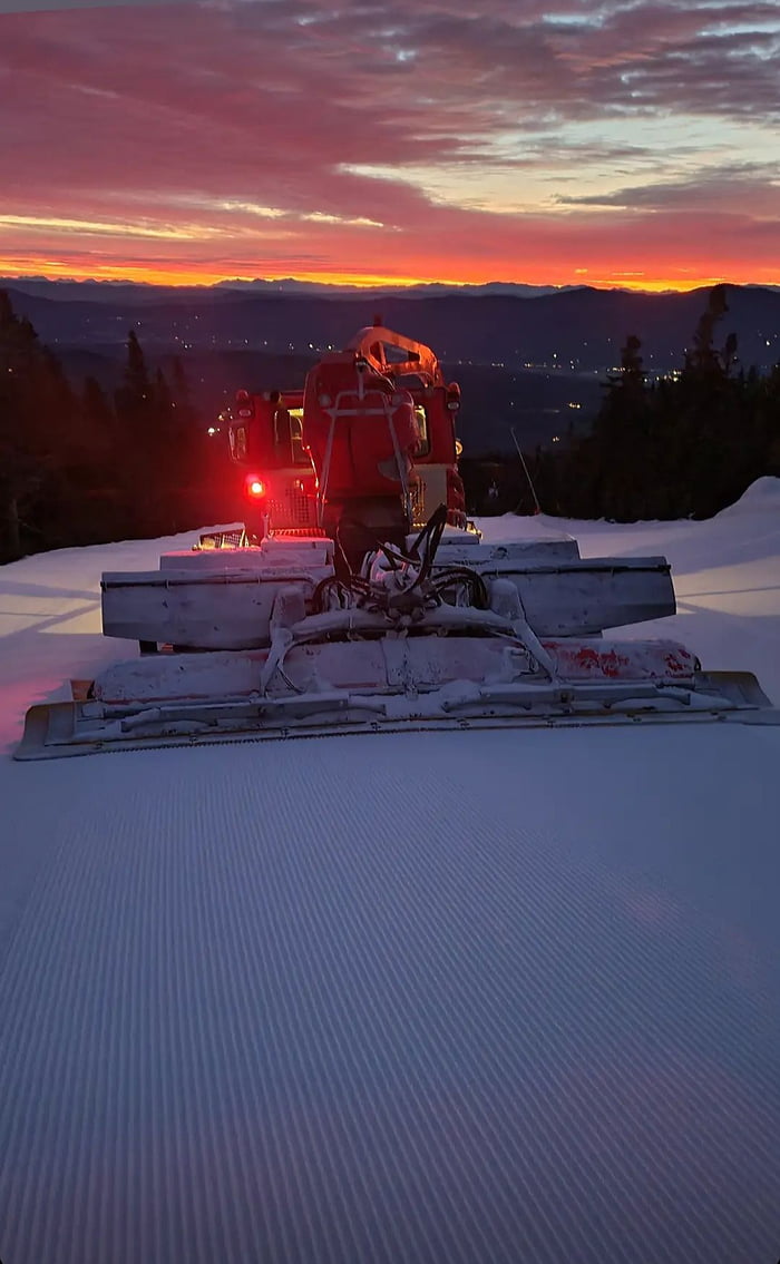 This snow groomer - 9GAG