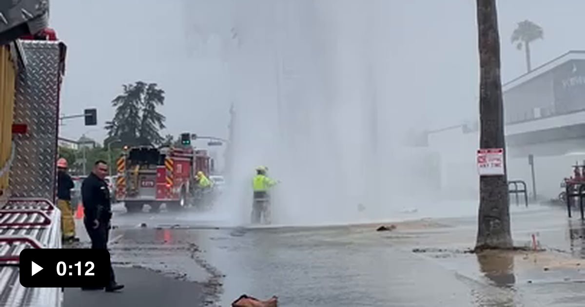 Water main breaks on Ventura Blvd in Los Angeles this morning - 9GAG
