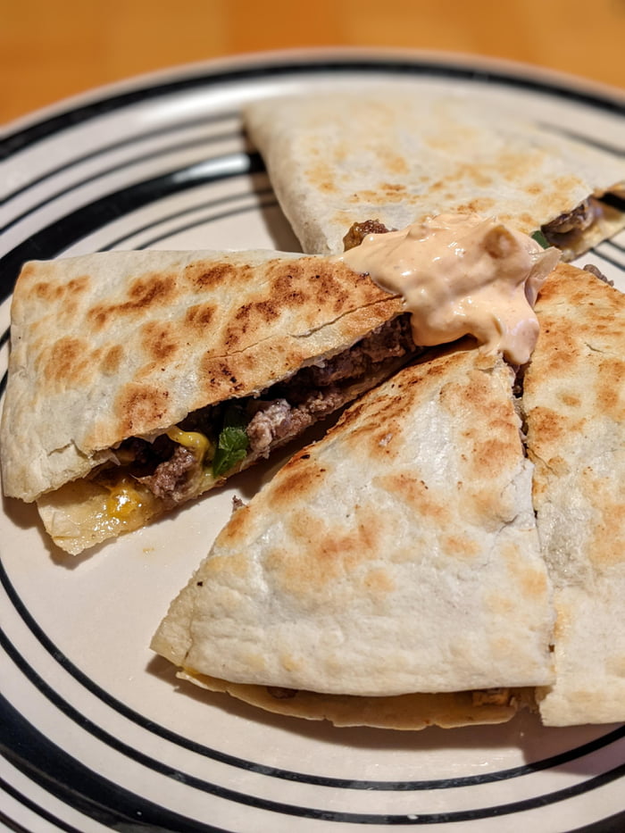 Cheesy beef Quesadilla with green bell pepper & spicy cream sauce 9GAG