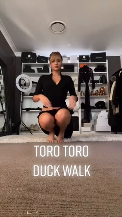 Polynesian Dance Toro Toro Duck Walk 9gag