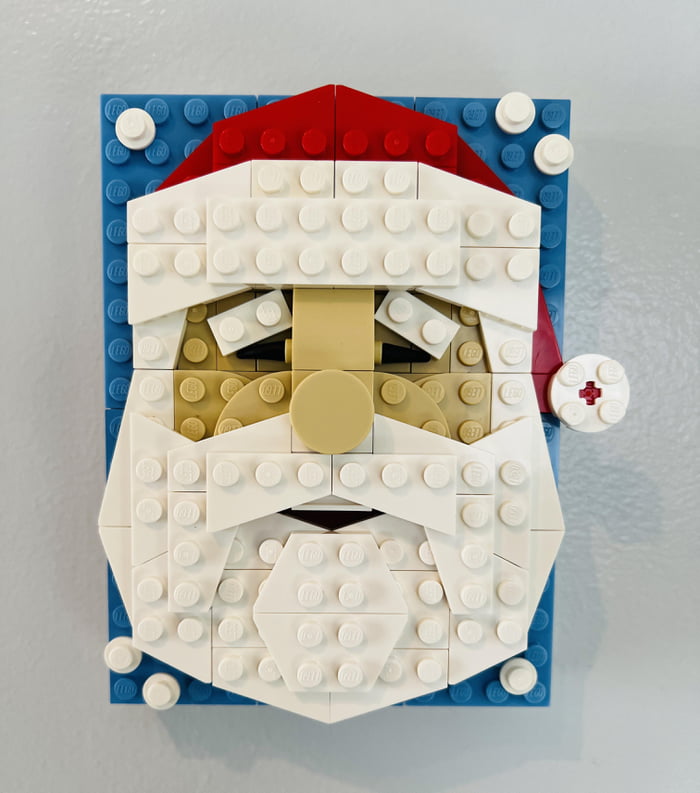 Santa wall decoration by Lego designer Chris McVeigh 9GAG