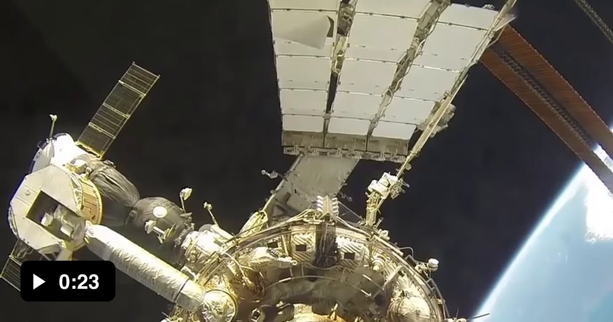 Soyuz docking to the ISS - 9GAG