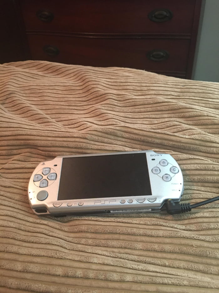 Original PSP wont charge, even with new charger and battery 9GAG