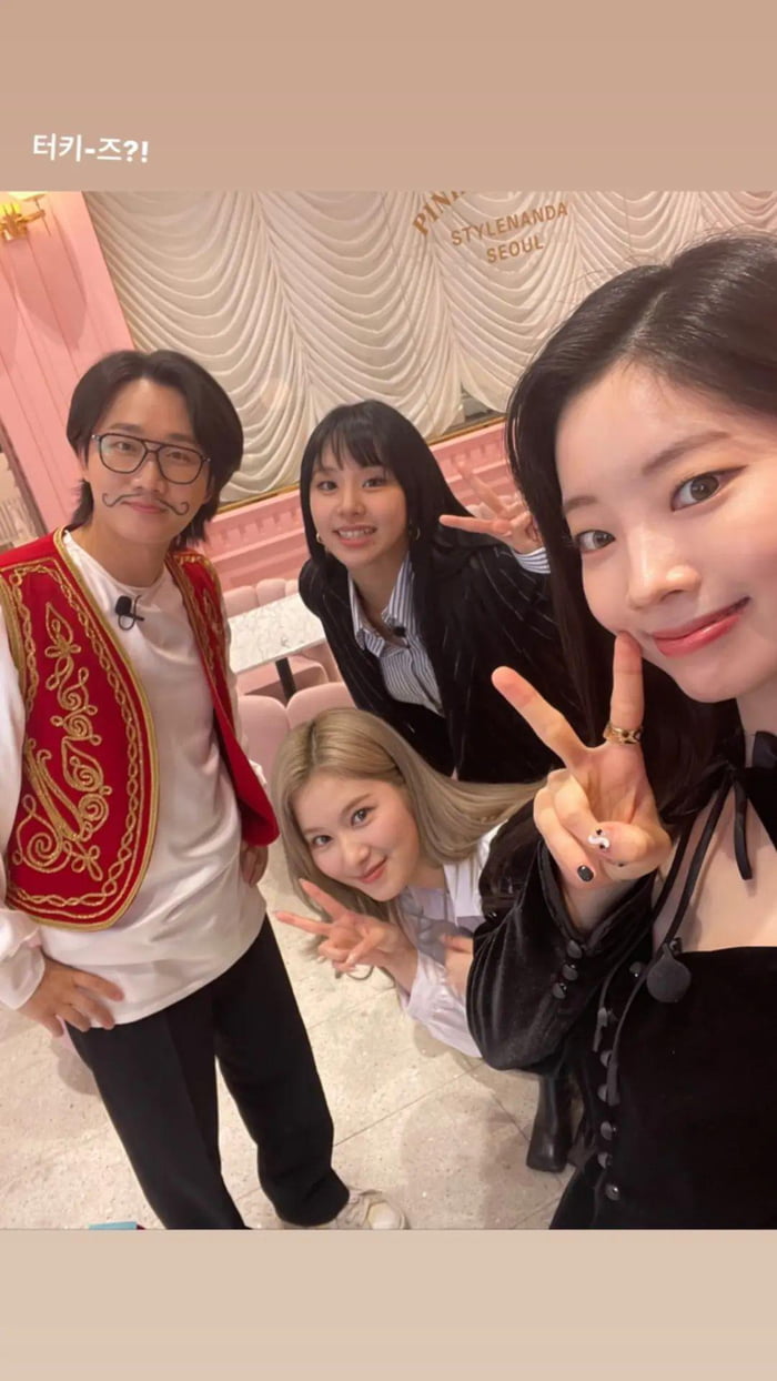 Twicetagram story update -Sana, Dahyun and Chaeyoung selca with Lee Yong Jin  - 9GAG