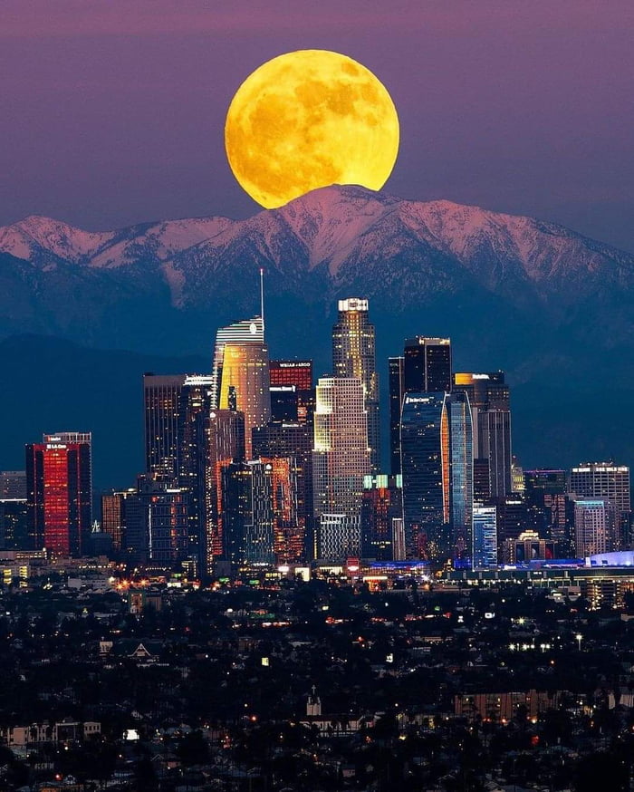 Full moon rising over Los Angeles 9GAG