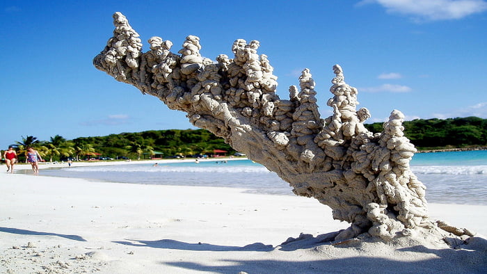 this-is-fulgurite-it-happens-when-lightning-hits-sand-9gag