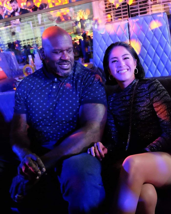 I wanna look at someone like Shaq looks at this lady. - 9GAG
