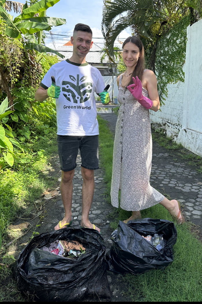 Today we picked up 30kg of garbage. Total is 2565kg. We found Rhino