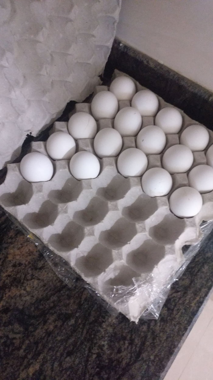 The way my flatmate is picking up eggs - 9GAG