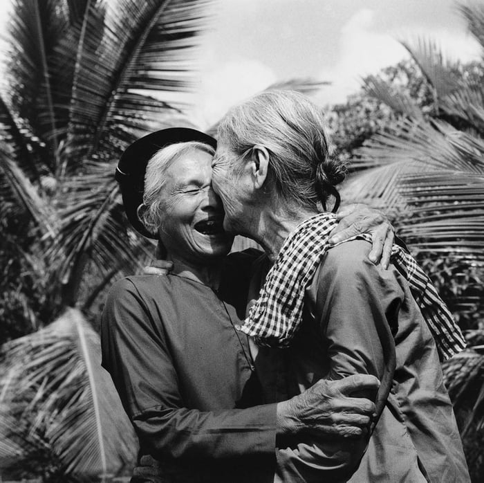 Elders from North and South embrace, having lived to see Vietnam reunited and unoccupied by foreign powers. 1975. (Photo by Vo Anh Khanh). - 9GAG