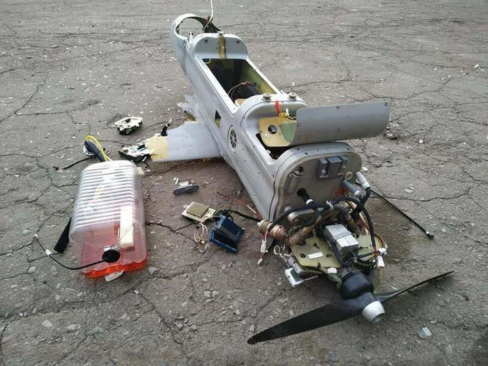 Что находится внутри беспилотника Russian Orlan Drone. Costs 87k - 120k$ This plastic bottle you see is a fuel tan
