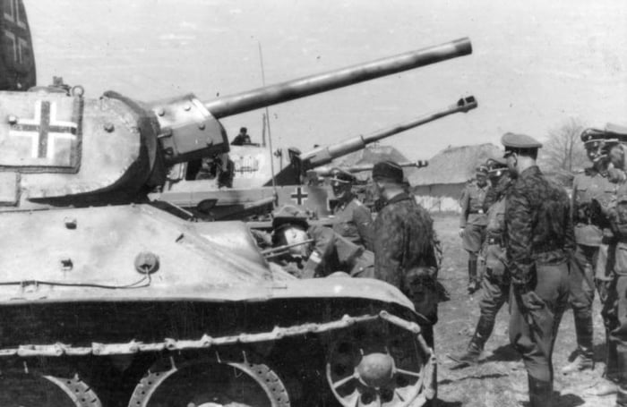 Heinrich Himmler examines a captured T-34/76 tank during his inspection ...