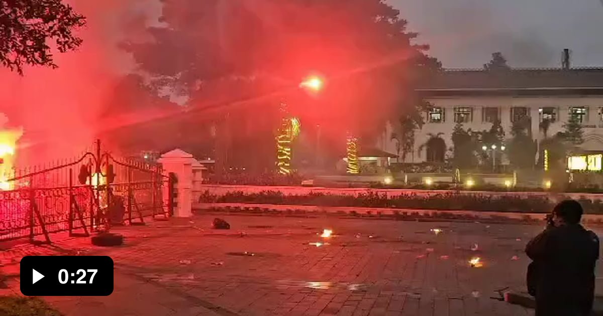 Unjuk Rasa Yang Digelar Ratusan Mahasiswa Kota Bandung Di Depan Gedung