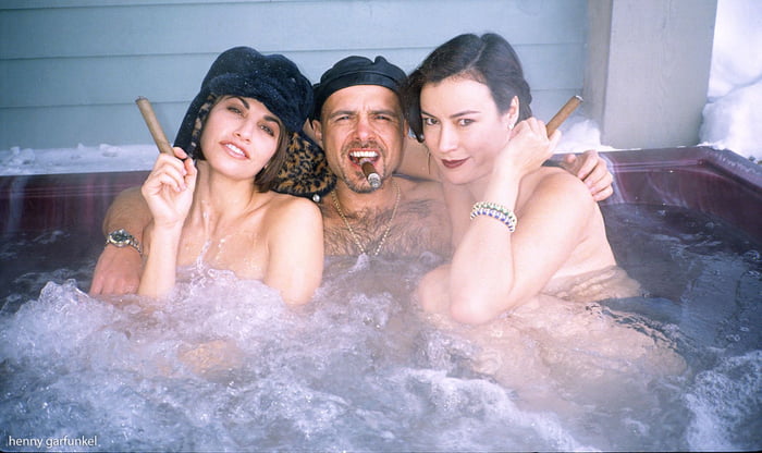 Joey Pants enjoying life while on a pool alongside Gina Gershon and  Jennifer Tilly from 'Bound'. (1996) - 9GAG