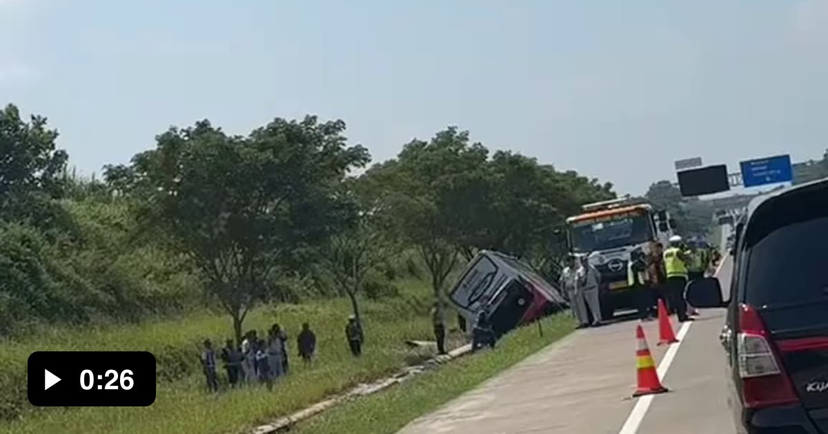 JW, Sopir Bus Rosalia Indah Yang Mengalami Kecelakaan Di Tol Batang ...