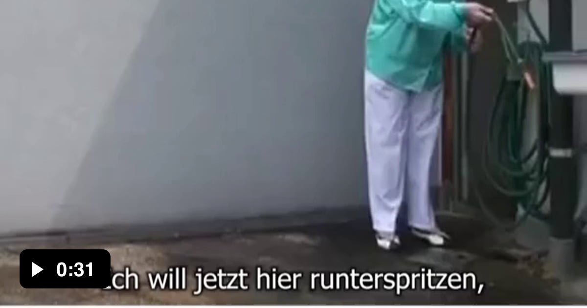 Die Oma spritzt ab und hilft allen damit